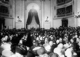 Salón de plenos, del XI Congreso Internacional de Ferrocarriles, celebrado en Madrid del 5 al 22 ...