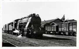 Locomotora Oeste 1031 en la estación de Ávila