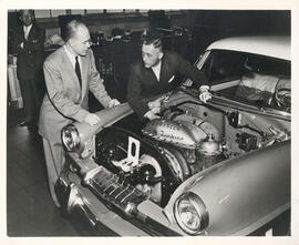 
Compact Chrysler gas turbine in Plymouth car 
Turbina de gas compacta en coche deportivo Plymouth
