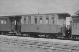 Coche de viajeros y correos "AB.57" en la estación de Medina de Rioseco de los Ferrocar...