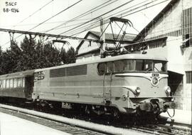 Locomotora eléctrica BB - 9276  de la SNCF, detenida en la estación francesa de Aviñón - Centro (...