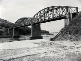 Puente metálico de tres tramos con vigas en cruz de San Andrés sobre la Ría de Eume, en el km 23/...