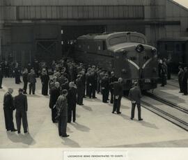 Vista general de los invitados a la presentación e inspección de la primera locomotora eléctrica ...