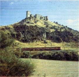 Electrotrén de la serie 444 pasando junto al castillo de Almodóvar del Río, en Córdoba