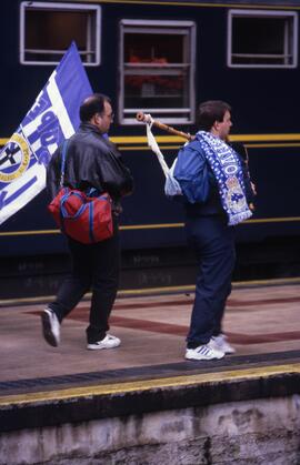 Aficionados al Real Club Deportivo de La Coruña en una estación gallega sin identificar