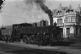 Composición de mercancías remolcada por la locomotora de vapor nº 31 de rodaje 030 T, fabricada p...