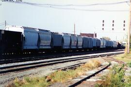 Composición de mercancías entrando en Clinton, Illinois. Al frente, la locomotora UP-6315 (SD60M)