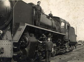 Personal ferroviario posando ante la locomotora de vapor Mikado 141 - 2104 de la serie 141 - 2101...