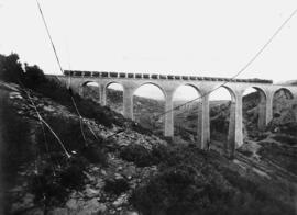 Viaducto sobre el barranco del río Albentosa del Ferrocarril Minero de Sierra Menera o Ferrocaril...