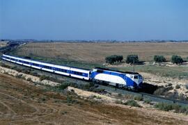Locomotora diésel - eléctrica 333 - 202 de RENFE, fabricada por MACOSA y pintada con los colores ...