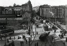 El Puente del Arenal, sobre la Ría de Bilbao, y las estaciones de La Naja y de La Concordia