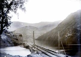 Puente de fábrica de 3 tramos y 62 m de longitud, que salta sobre un brazo del embalse de Sequeir...