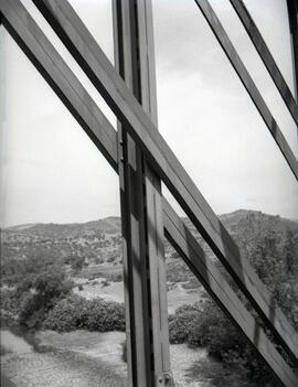 Puente metálico de dos tramos y 76 m, con vigas tipo Linville y Cruz de San Andrés. Situado en el...