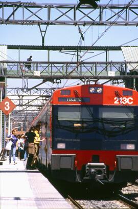 Automotor eléctrico o unidad de tren eléctrica de la serie 440 de RENFE en la estación de Cercaní...