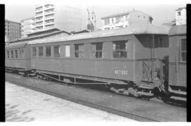 Coches de viajeros AC 202 del Ferrocarril de La Robla, detenidos en la estación de León de la línea
