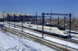 Composición AVE serie 100 de la línea de alta velocidad de Madrid a Lleida, saliendo de la estaci...