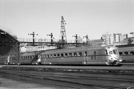 Automotor diésel TAF de la serie 595 de RENFE, con varias unidades y viajeros en su interior, en ...