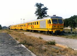 TÍTULO DEL ÁLBUM : [Fotografías en papel y fichas técnicas de unidades de tren diésel y eléctrica...