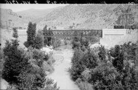 Puente La Plantilla en el km 251, 919 de la línea de Madrid a Barcelona. Puente nuevo sobre el rí...