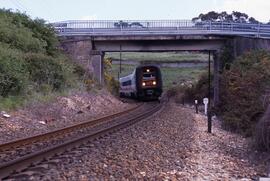 Tren Regional Diésel (TRD) serie 594 de RENFE de la línea de La Coruña a Vigo, circulando por La ...