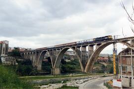 Locomotora diésel-eléctrica serie 333 de RENFE, fabricada por MACOSA y pintada de amarillo y gris...