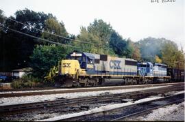 Vista parcial de un tren carbonero con dos locomotoras. En cabeza la CSX-8563 (SD50), y la GATX-7...