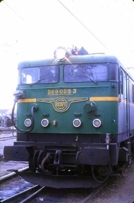 Vista frontal de la locomotora eléctrica 269 - 025 - 3 de RENFE