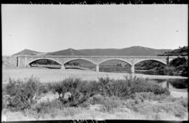 Puente de la carretera y al fondo el puente metálico del FFCC. Línea Madrid a Badajoz, km 289,182...