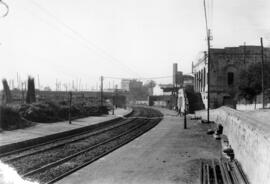 Edificio de viajeros y vías, lado Montcada, de la estación de San Andrés Condal de la línea de Ba...