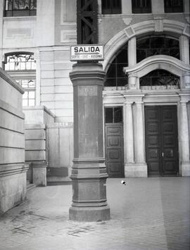 Estación de Madrid - Príncipe Pío. Rótulos salida vestíbulo y librería de ferrocarriles