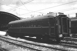 Coche de viajeros de la Compañía Internacional Wagons Lits 3366 detenido en las vías exteriores d...