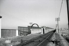 Sustitución del antiguo puente metálico sobre el río Guadiana. Línea de Mérida a Los Rosales (Sev...