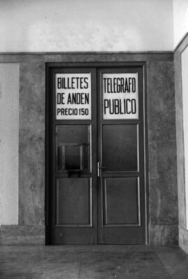 Estación de Madrid - Príncipe Pío. Rótulos "Billetes de andén", "Teléfono público&...