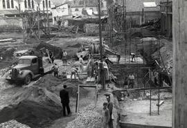 Vista de personal de obras trabajando en la construcción del taller de fundición de la estación d...