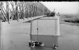 Puente sobre el río Guadalquivir a su paso por Lora del Río, en el km 82,561 de la línea Córdoba-...