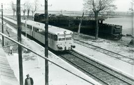 Ferrobús y locomotora de vapor de la serie 240 de RENFE