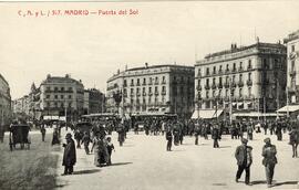 Vista de la Puerta del Sol de Madrid y de dos tranvías