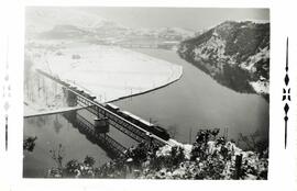 Vista panorámica de un puente por el que atraviesa un ferrocarril de montaña