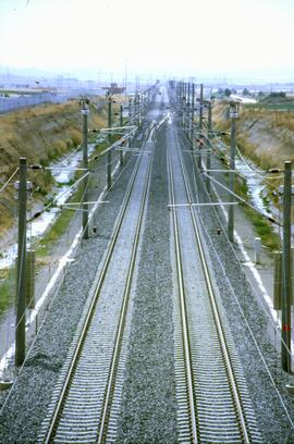 Catenaria de la vía en la construcción de la línea de alta velocidad de Madrid a Sevilla