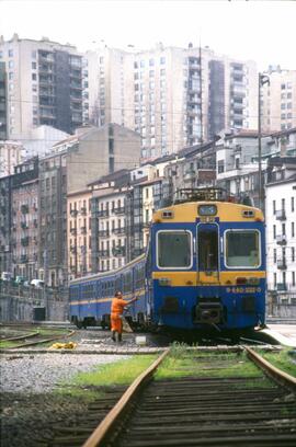 Vista frontal de un automotor eléctrico o unidad de tren eléctrica de la serie 440 - 001 (221) de...