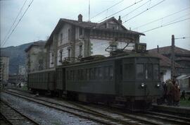 Automotor eléctrico nº 5 del Ferrocarril del Urola (Zumaya a Zumárraga), detenido en la estación ...