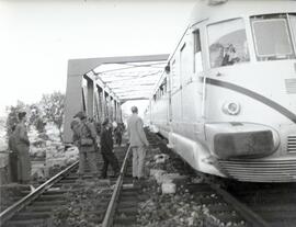 Automotor térmico diésel serie 595 TAF (Tren Automotor Fiat) de RENFE, ex serie 9500, cruzando el...