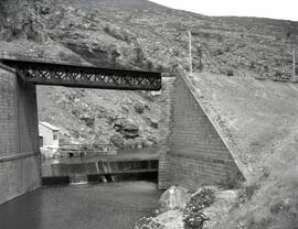 Puente metálico de un tramo y 33 m sobre el arroyo de Despeñaperros, con vigas tipo Cruz de San A...