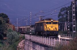 Talgo IV o Pendular, remolcado por locomotora eléctrica serie 269 de RENFE, en la línea de Vigo a...
