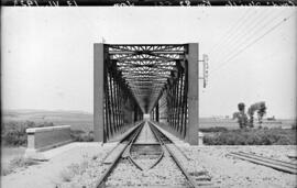 Puente sobre el río Guadalquivir a su paso por Lora del Río, en el km 82,561 de la línea Córdoba-...