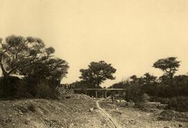 Ferrocarril de Otavi: Puente en el kilómetro 346 (1 vano de 20 m.), inmediatamente antes de la co...