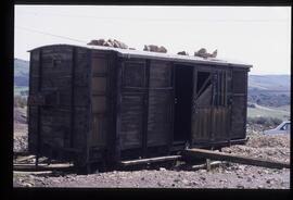 Vagón cerrado nº 1 del Ferrocarril de Ojos Negros a Sagunto, junto a las tolvas del cargadero de ...