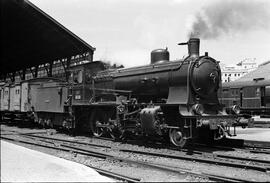 Composición de tren de viajeros remolcado por la locomotora de vapor 130 - 2119 (ex MCP y Oeste 5...