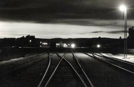 Vista nocturna de un haz de vías en la entrada de la estación de Carballino, del trayecto Orense ...