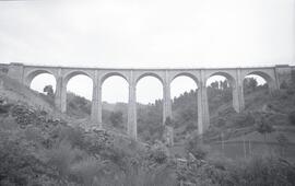 Viaducto de Paradas en el km 265,320 de la línea de Zamora a La Coruña, dentro del término de Punxin